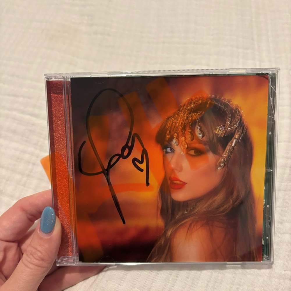 Taylor Swift Signed The Life of a Showgirl photo 1